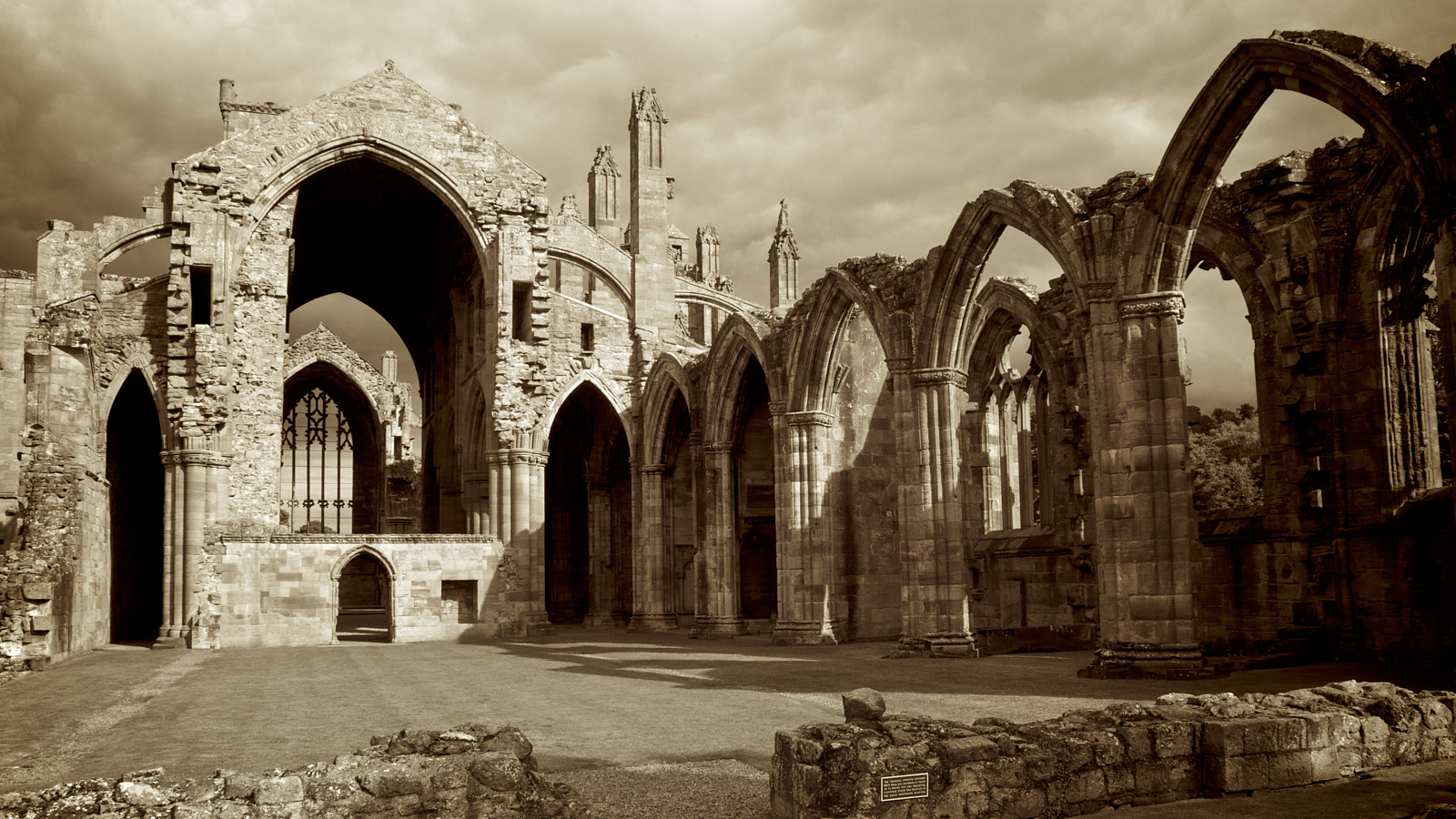  Melrose Abbey 